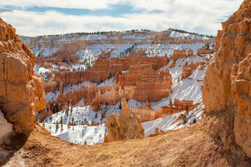 Dirt Lookout over Bryce National Park, Hoodoos with snow in winter
