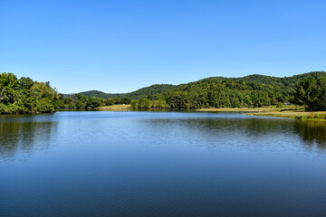 Fototapeta na wymiar Sunny day at Stonewall Jackson Lake in Roanoke, West Virginia
