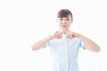 NOを示す若い看護師