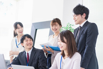 Fototapeta premium オフィスでビジネスミーティングをする会社員