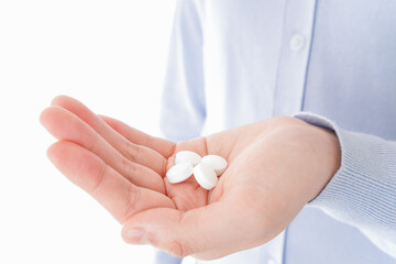 薬・サプリメントを服用する若い女性