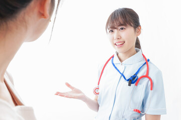 病気の治療をする女性