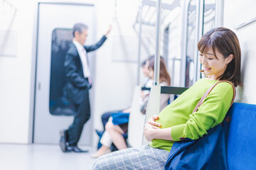 電車移動をする妊婦