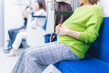 電車移動をする妊婦