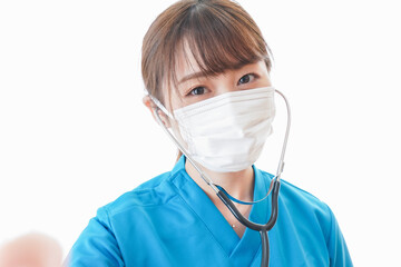 マスクを装着して診療をする医師