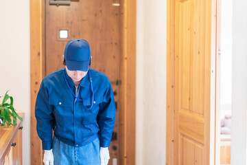 訪問営業をする業者の男性