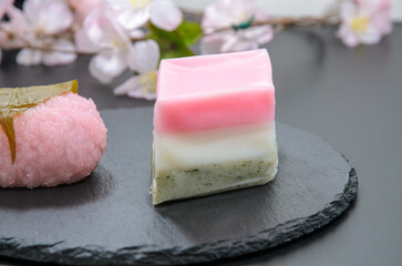 ひな祭りには桜餅と菱餅