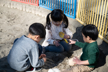 砂場で遊ぶ子供たちの俯瞰 - obrazy, fototapety, plakaty