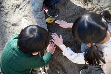 砂場で遊ぶ子供たちの俯瞰の顔無し - obrazy, fototapety, plakaty