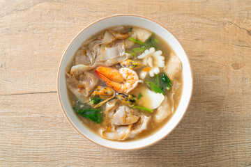 Wide Rice Noodles with Seafood in Gravy Sauce