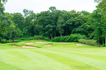 Obraz premium Green with Sand bunkers on Golf course