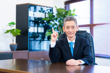 指をさす役員の男性