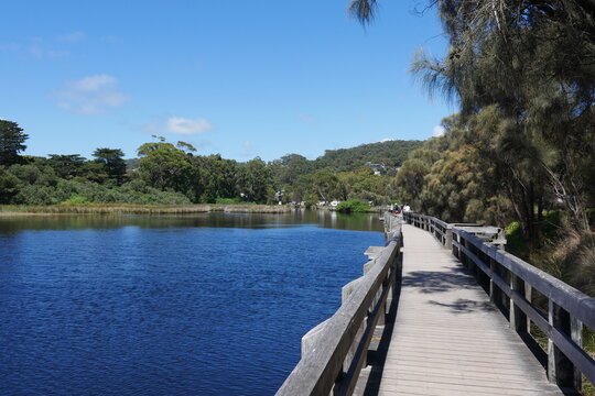 Flussm&uuml;ndung mit Steg in Lorne an der Great Ocean Road in Australien