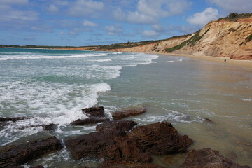 Fototapeta na wymiar Wellen und Strand an Steilküste Great Ocean Road Australien