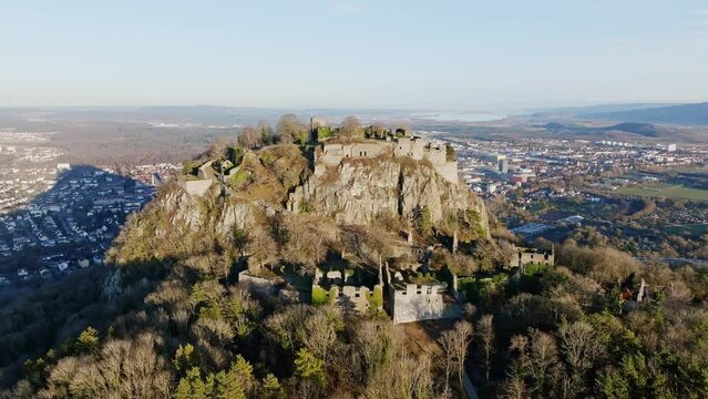 Der Vulkankegel Hohentwiel mit Deutschlands gr&ouml;&szlig;ter Festungsruine