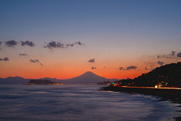 鎌倉の海辺から見える富士山と美しい夕焼け