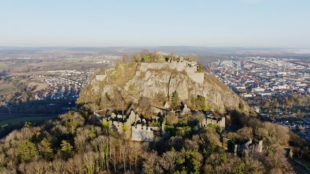 Der Vulkankegel Hohentwiel mit Deutschlands gr&ouml;&szlig;ter Festungsruine