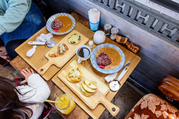 料理、カレー、手作りピザ、コーヒーと女の子