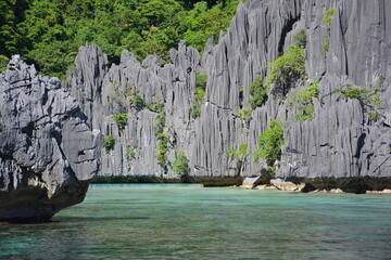 Kliffs und Felsen bei Palawan auf den Philippinen mit glasklarem Wasser