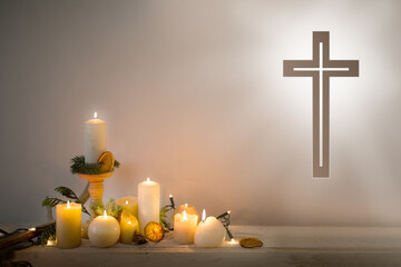 Zmartwychwstanie pańskie, krzyż i świece - symbole religijne i modlitwa - obrazy, fototapety, plakaty