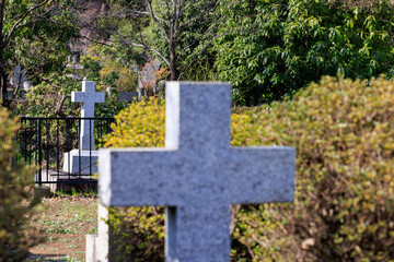 霊園の十字架の墓石