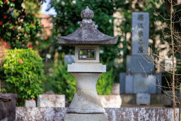 霊園の墓石と石灯籠