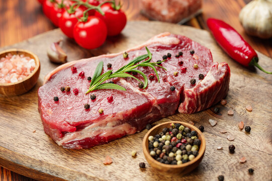 Stek wołowy, przyprawiony gotowy do usmażenia na grillu