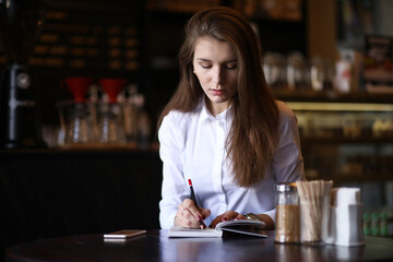 The girl in the cafe breakfast