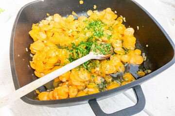 Karotten in Scheiben in der Pfanne Möhren 