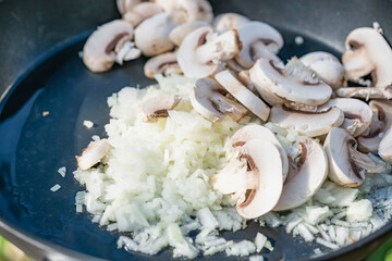 champignon in scheiben mit zwiebel in der pfanne 