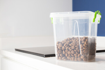 dog feed storage, dry pet food in a container, proper food packaging