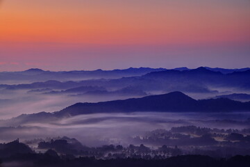 春霞の九十九谷の夜明け
