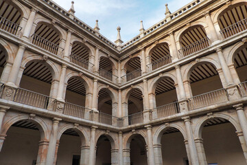Fototapeta na wymiar courtyard of the university of alcala de henares