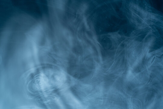 黒い背景に青い煙 © Youjinfox