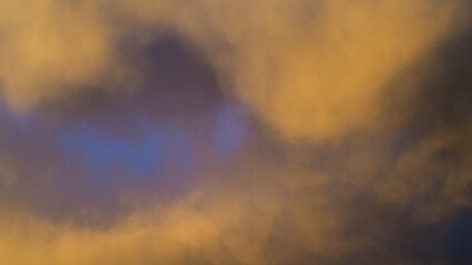 Ciel jaunâtre sous des nuages de haute altitude, pendant le crépuscule