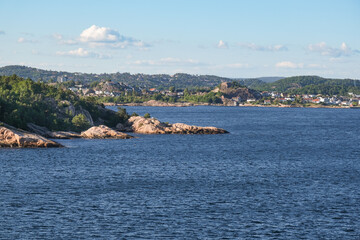 Fototapeta premium Fjordlandschaft mit Häusern in der Nähe der Stadt Kristiansand im Süden Norwegens im Sommer