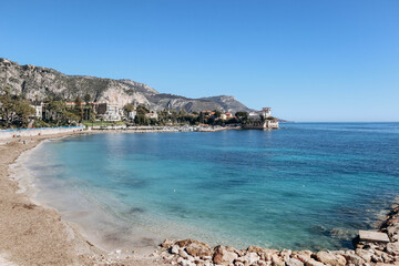 Fototapeta na wymiar View of the beach and bay in Beaulieu-sur-mer, on the French Riviera