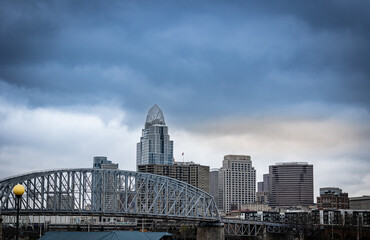 Obraz premium Cincinnati, Ohio skyline as seen from the bank on the other side of the river
