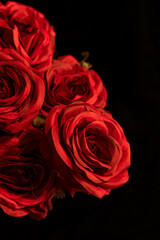 Obraz premium Bouquet of red roses on black background 