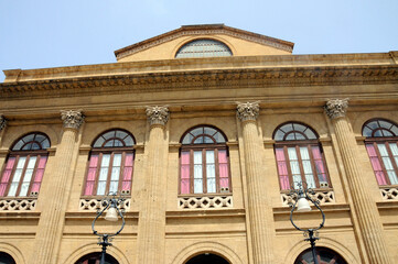 Fototapeta na wymiar Fassadenauschnitt der Teatro Massimo