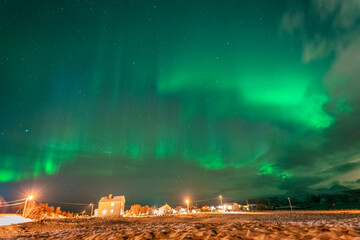 wundervolle Nordlichter über dem Dorf Hillesøy in Troms. begeisterndes Lichtspiel am nächtlichen...