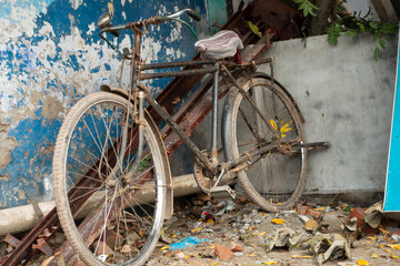 Fototapeta na wymiar old bicycle in the street