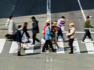 【社会】横断歩道で人々が歩いて交差して行き交う様子　動きによるブレ
