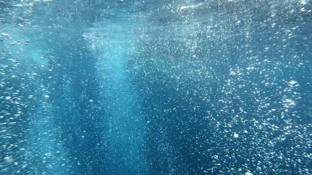 Wasserblasen steigen unter Wasser an die Wasseroberfl&auml;che in Zeitlupe