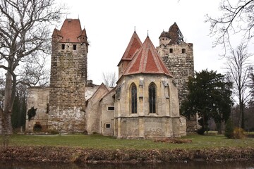 Obraz premium Schlossruine Pottendorf Österreich, 07.03.2023