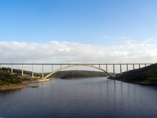Viaducto de alta velocidad sobre el río Almonte. Cáceres, Extremadura, España.