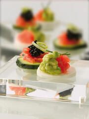 Canapés de aguacate y salmón con huevas y calabacín. Avocado and salmon canapes with roe and zucchini.