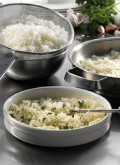 Arroz blanco con perejil y en colador. White rice with parsley and in a strainer.