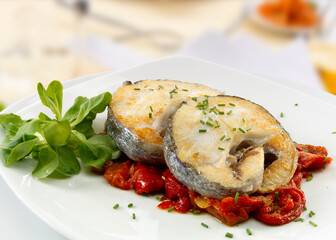 Merluza con pimientos asados. Hake with roasted peppers.
