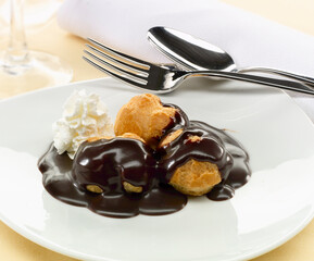 Profiteroles con nata y chocolate. Profiteroles with cream and chocolate.